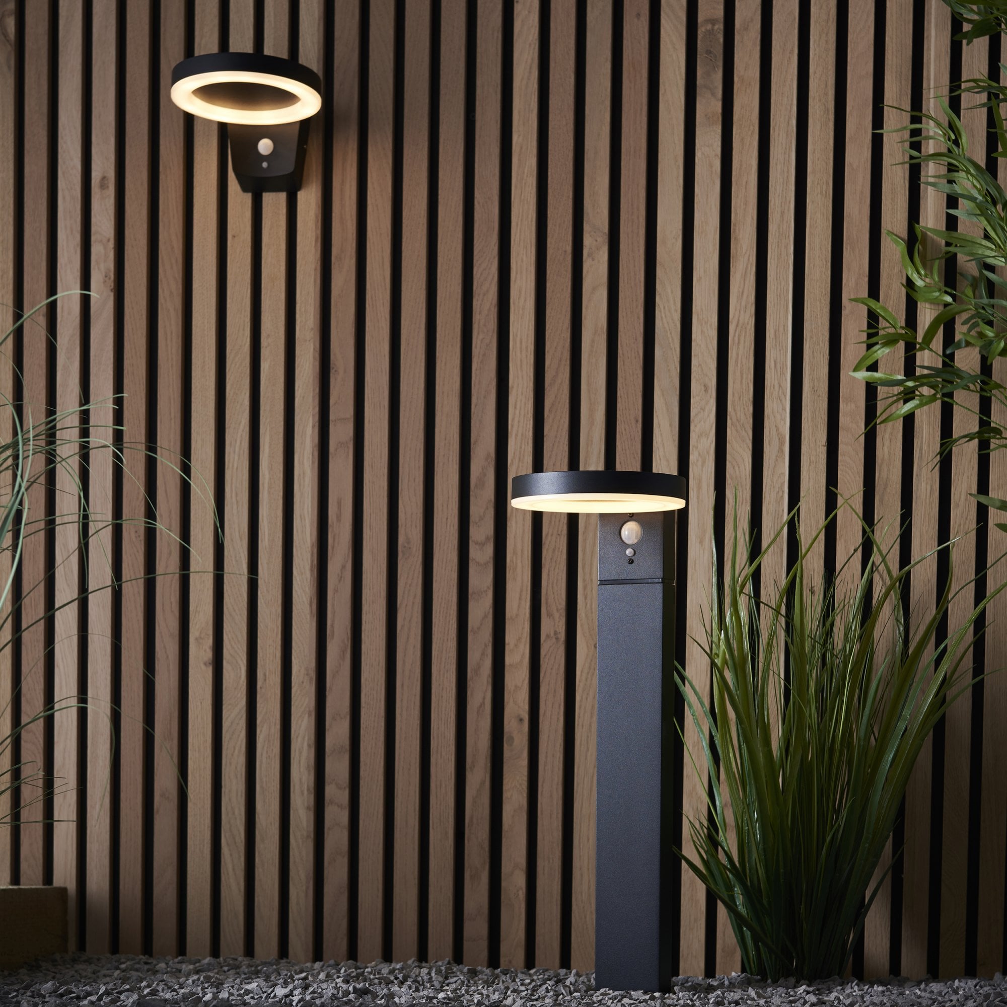 Endon Ebro Single Light Wall - Photocell And Pir - Solar - Textured Black & White Pc