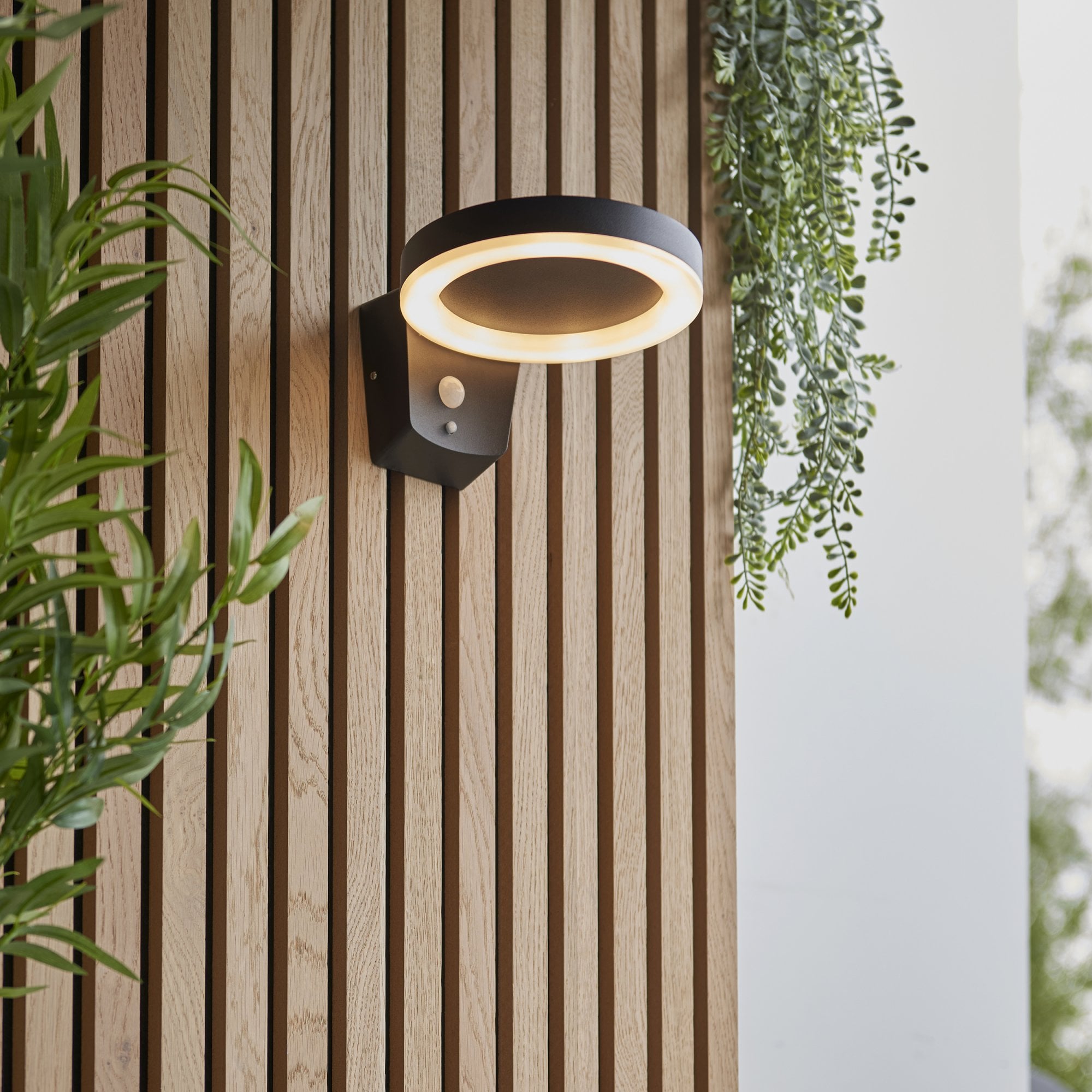 Endon Ebro Single Light Wall - Photocell And Pir - Solar - Textured Black & White Pc