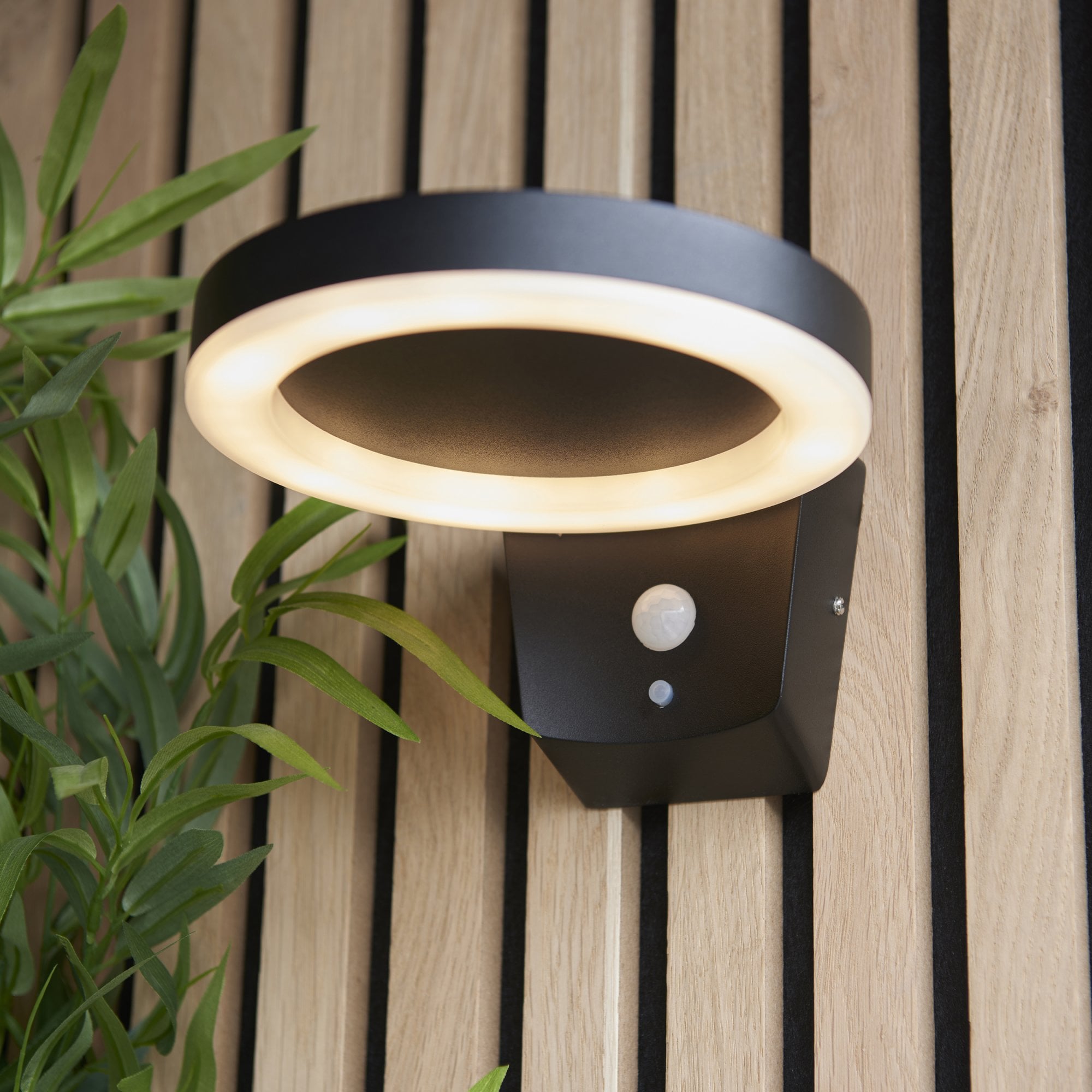 Endon Ebro Single Light Wall - Photocell And Pir - Solar - Textured Black & White Pc