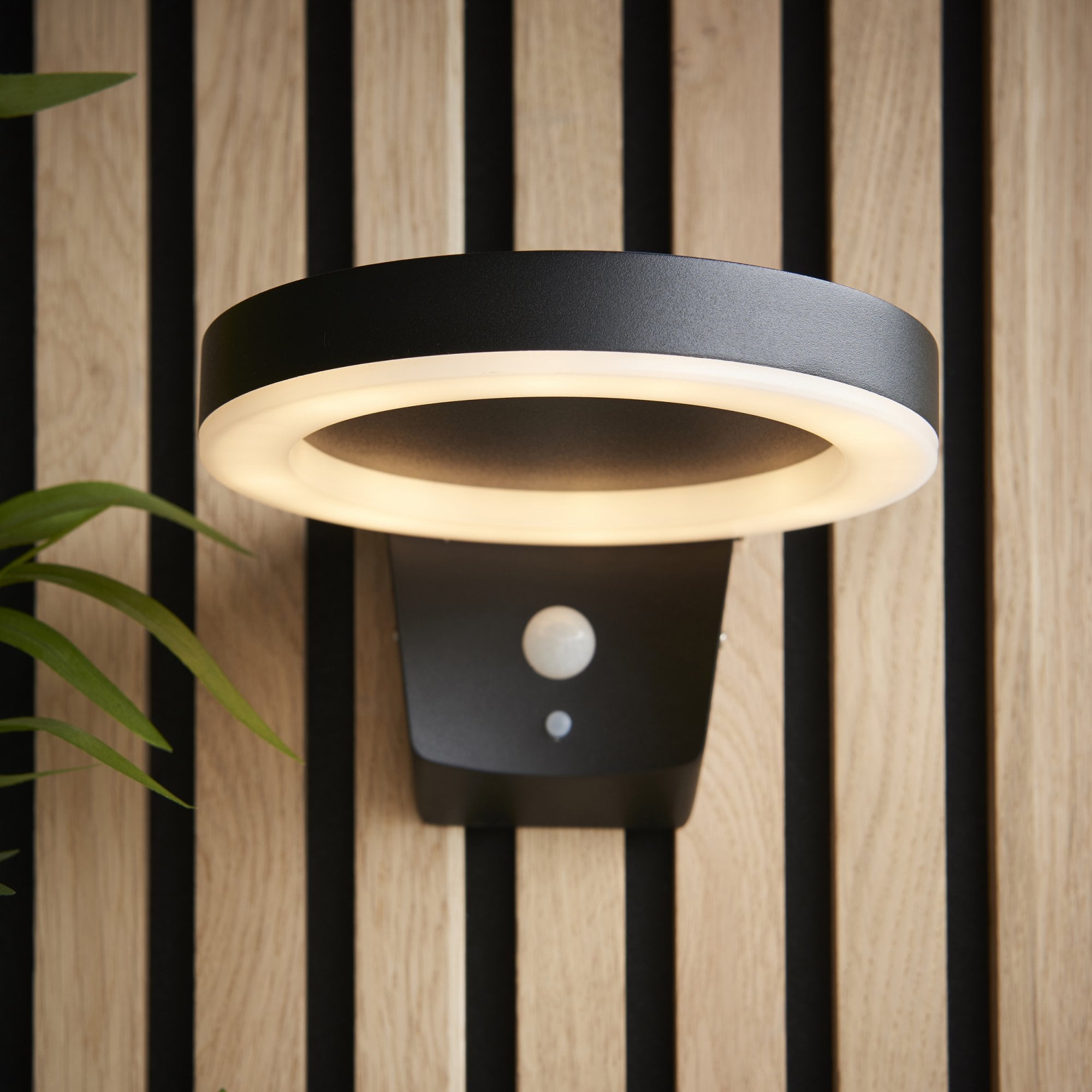 Endon Ebro Single Light Wall - Photocell And Pir - Solar - Textured Black & White Pc