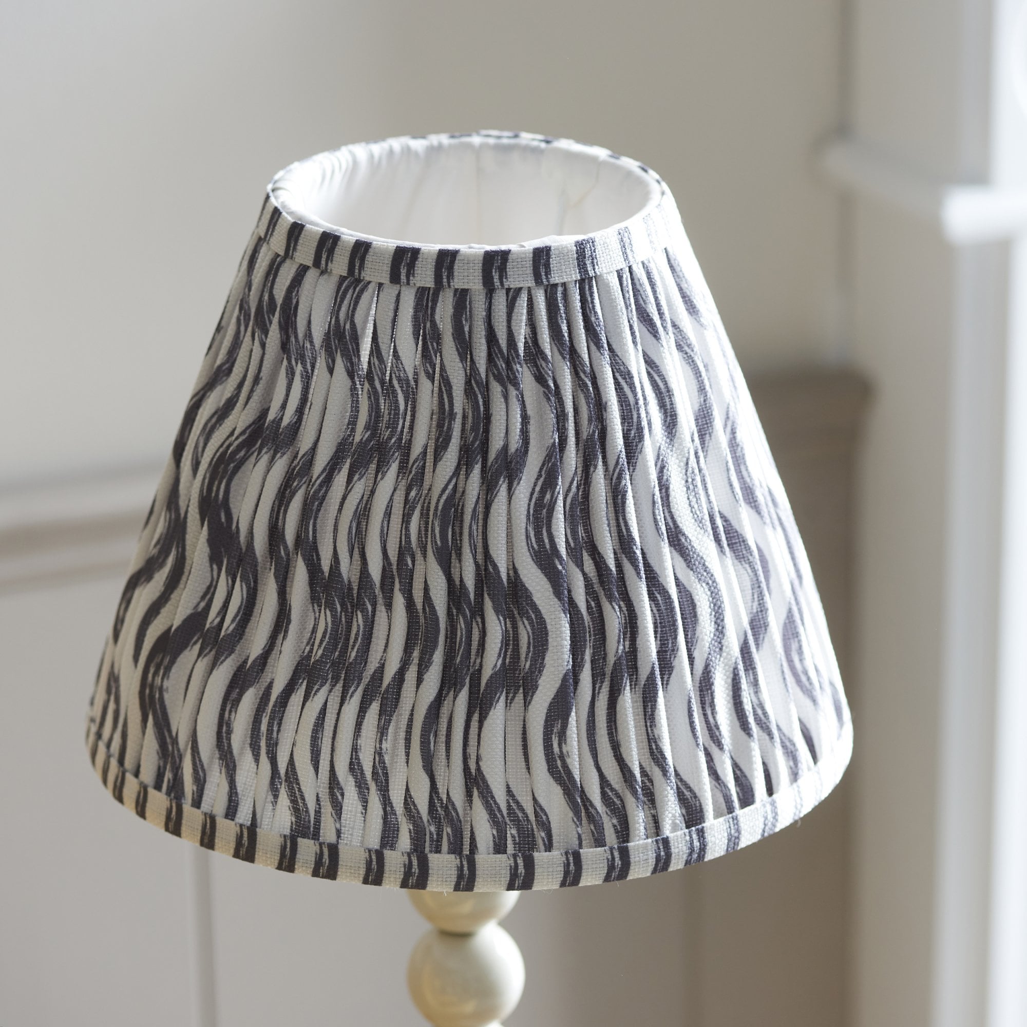 Endon Higgledy Gloss Almond White Table Lamp & Ripple 25cm Pearl Grey Shade