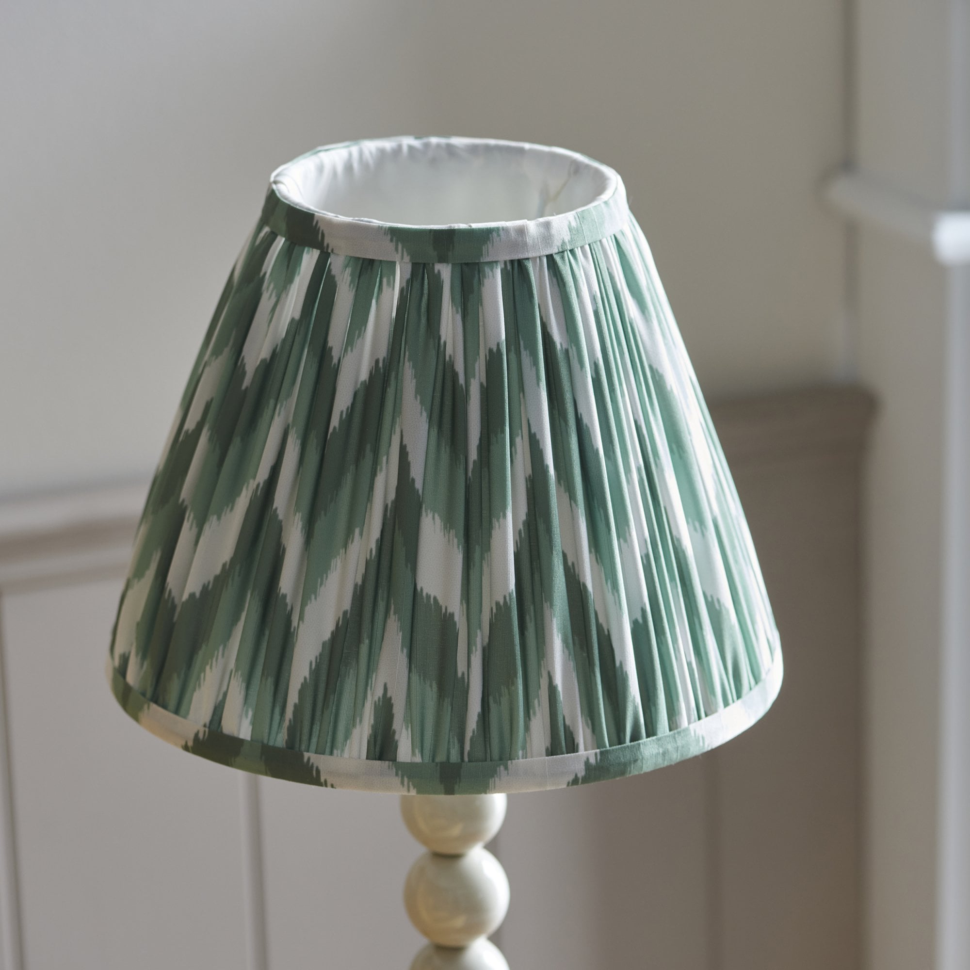 Endon Higgledy Gloss Almond White Table Lamp & Zigzag 25cm Cotswold Green Shade
