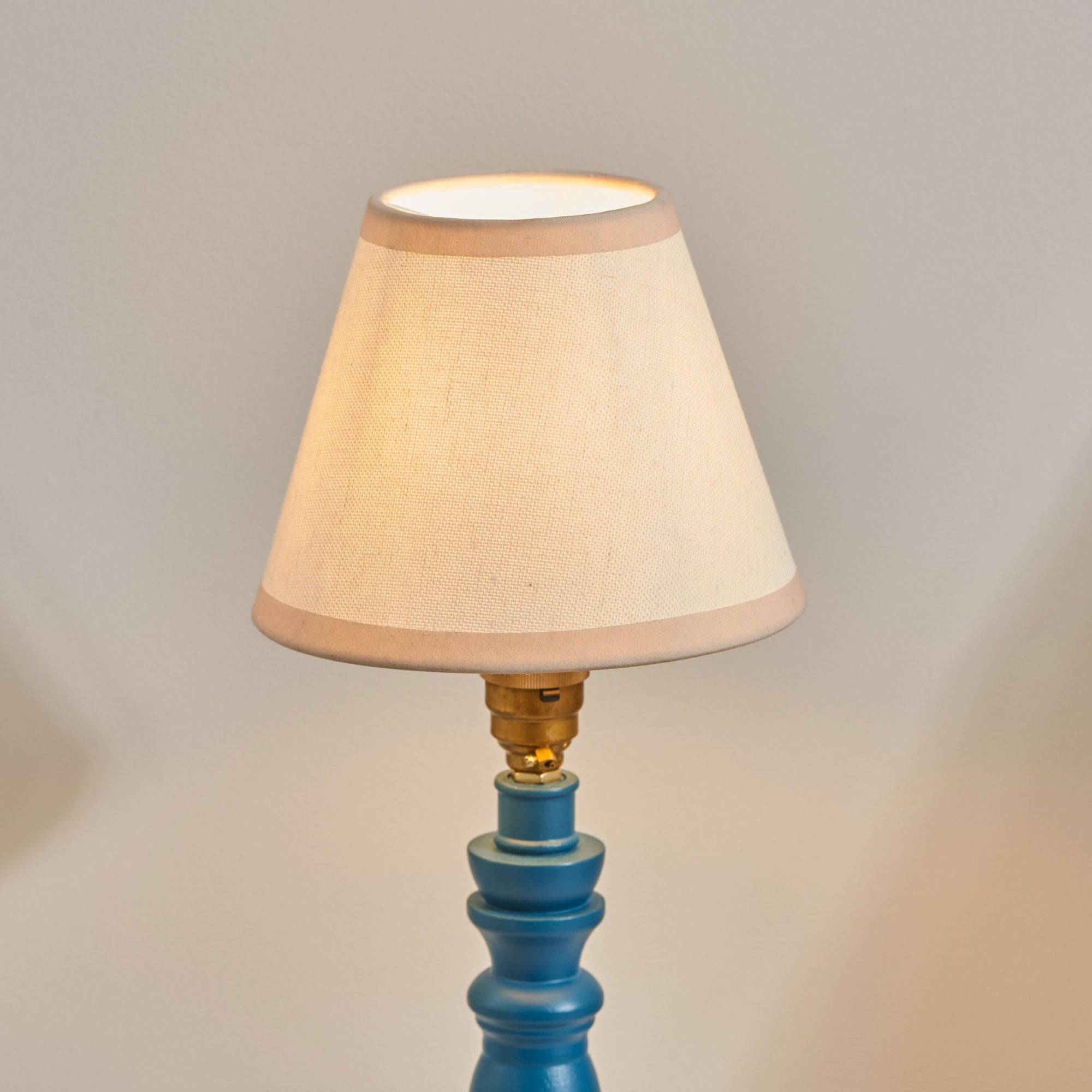Endon Bibury Satin Marlin Blue Table Lamp & Ivy 16cm Vintage White Shade