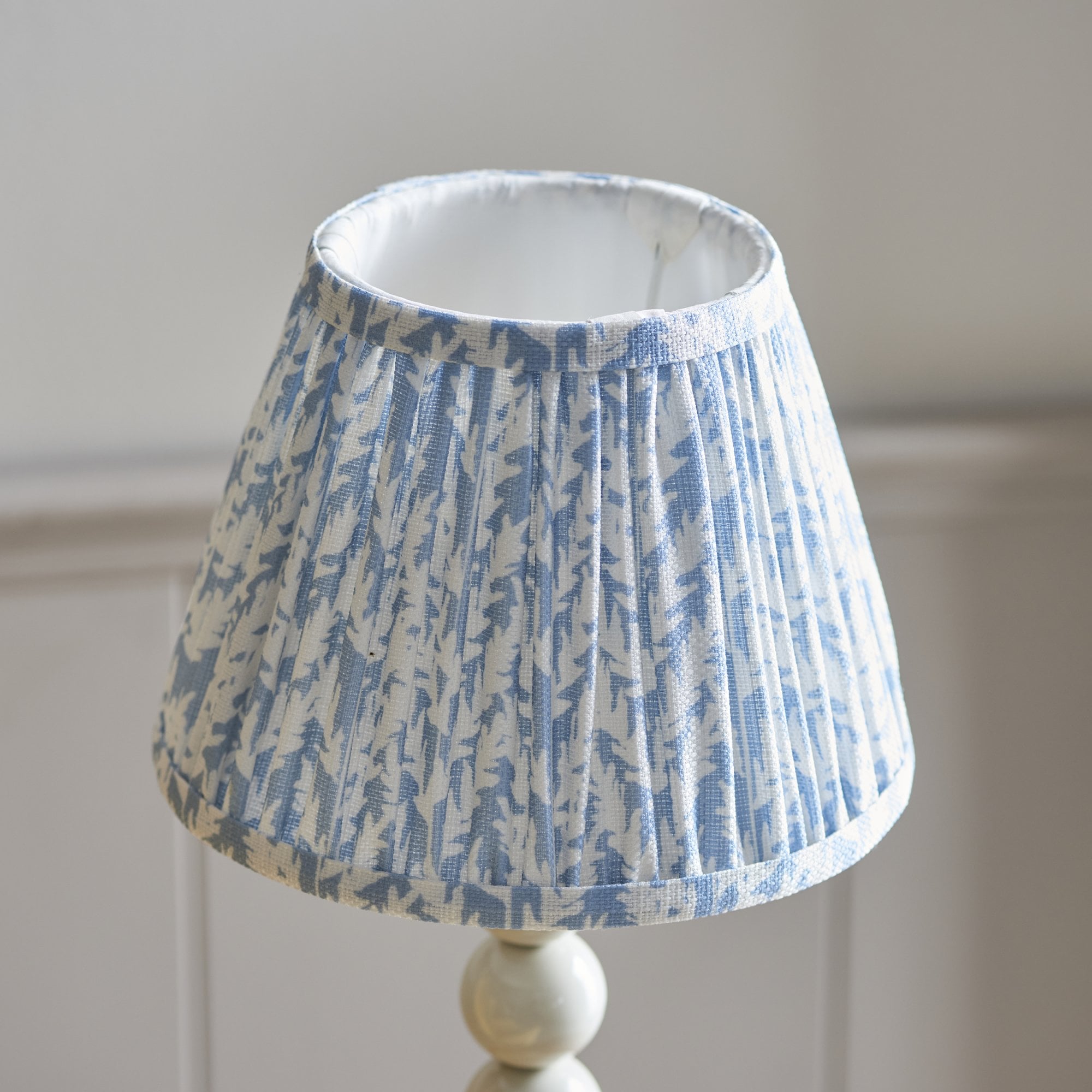 Endon Higgledy Gloss Almond White Table Lamp & Leaf 20cm Shell Bay Blue Shade