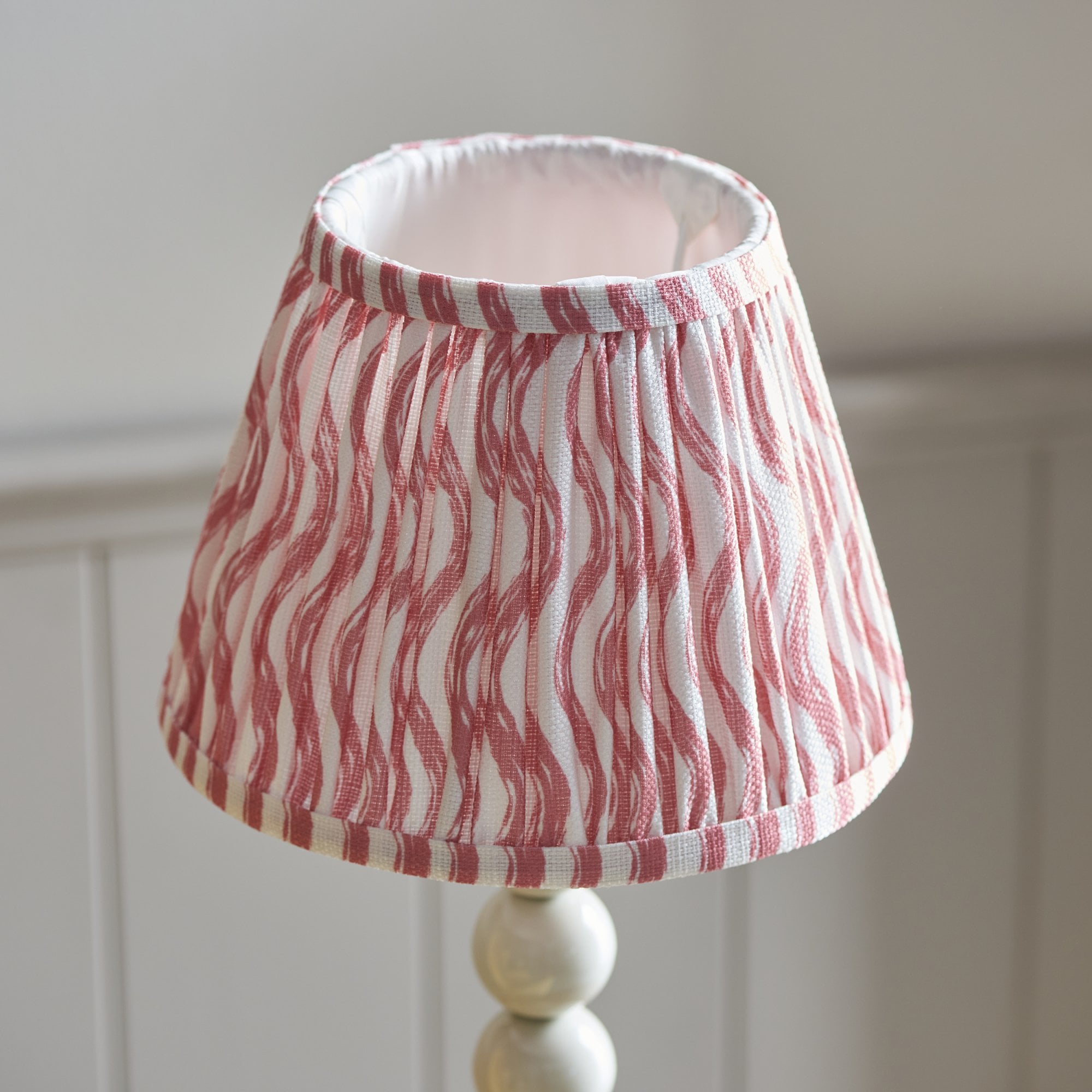 Endon Higgledy Gloss Almond White Table Lamp & Ripple 20cm Coral Pink Shade