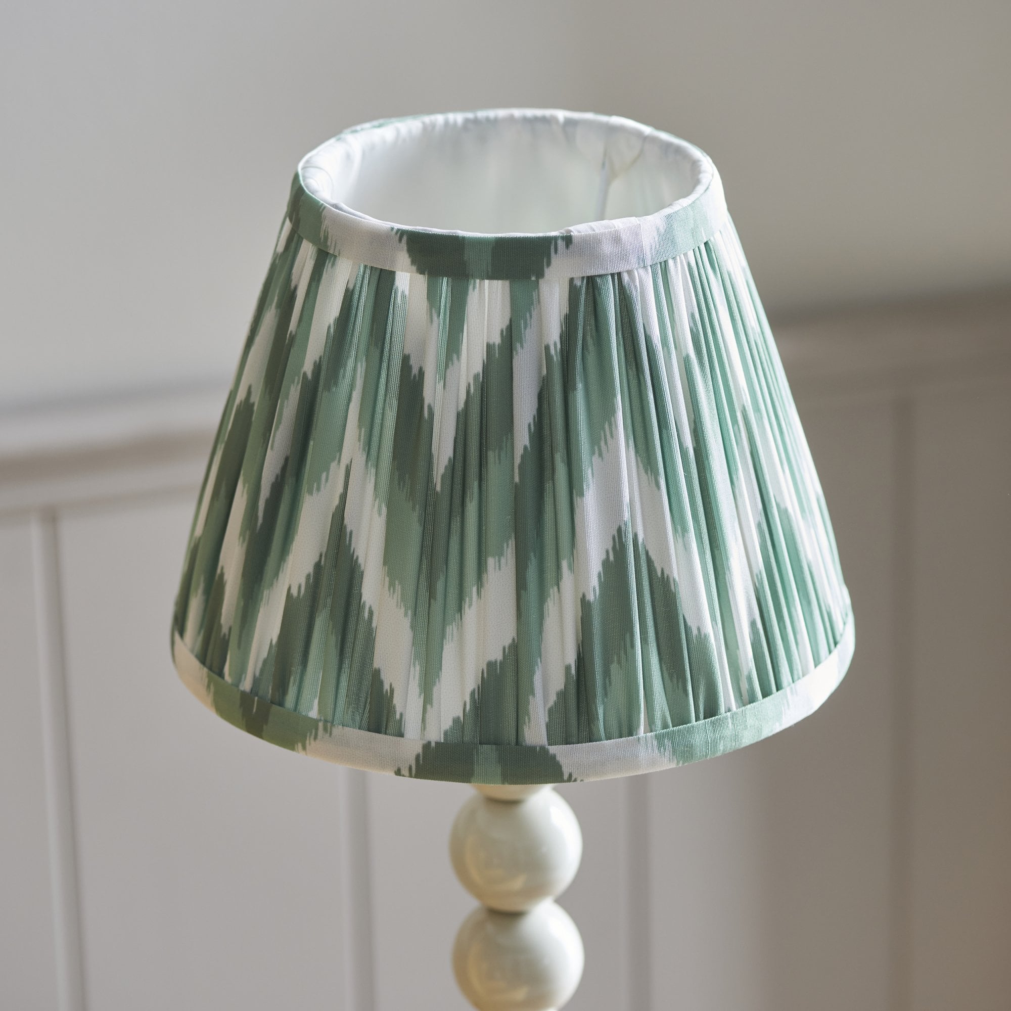 Endon Higgledy Gloss Almond White Table Lamp & Zigzag 20cm Cotswold Green Shade