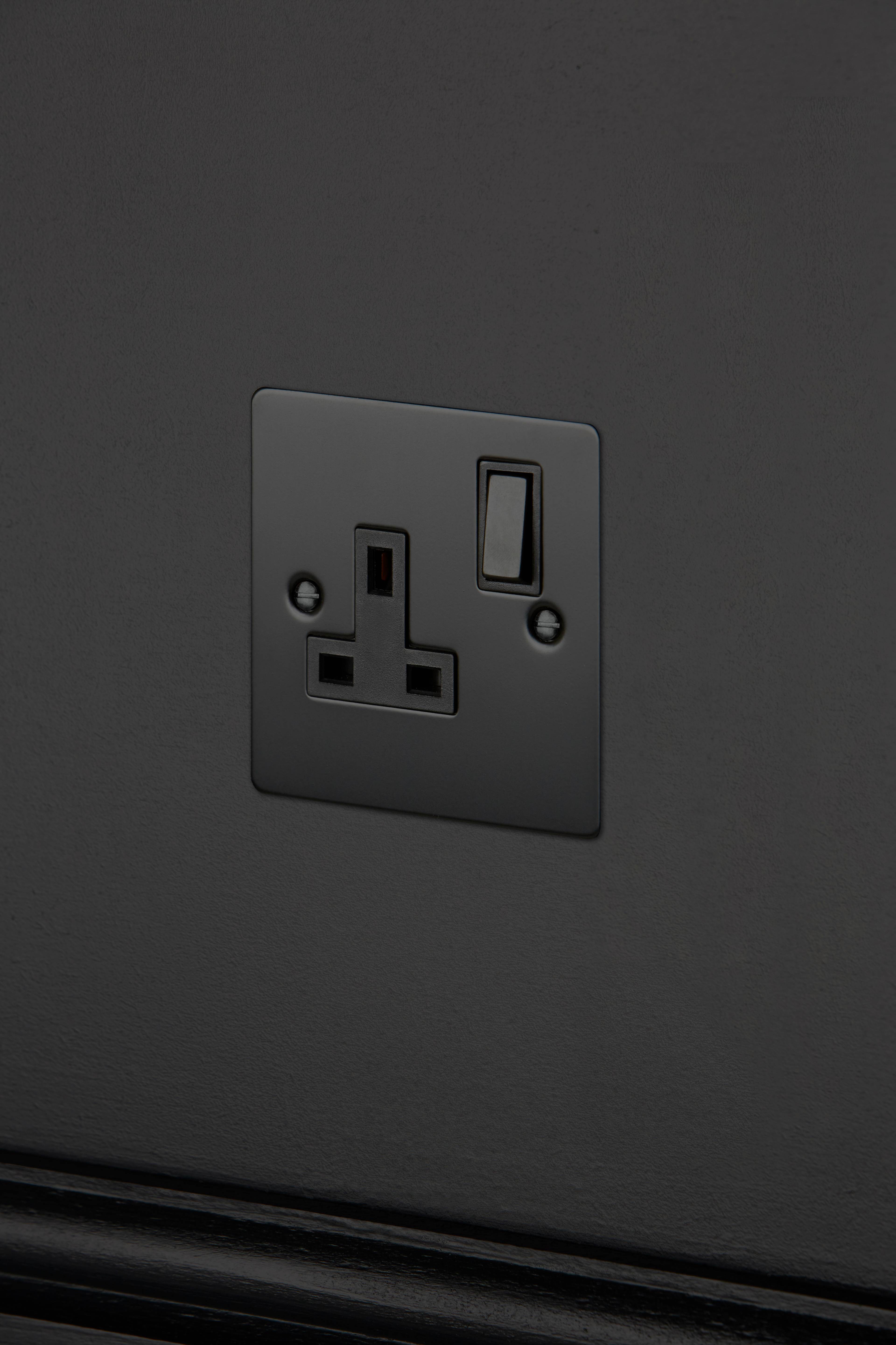 Buster + Punch 1G UK Plug Socket