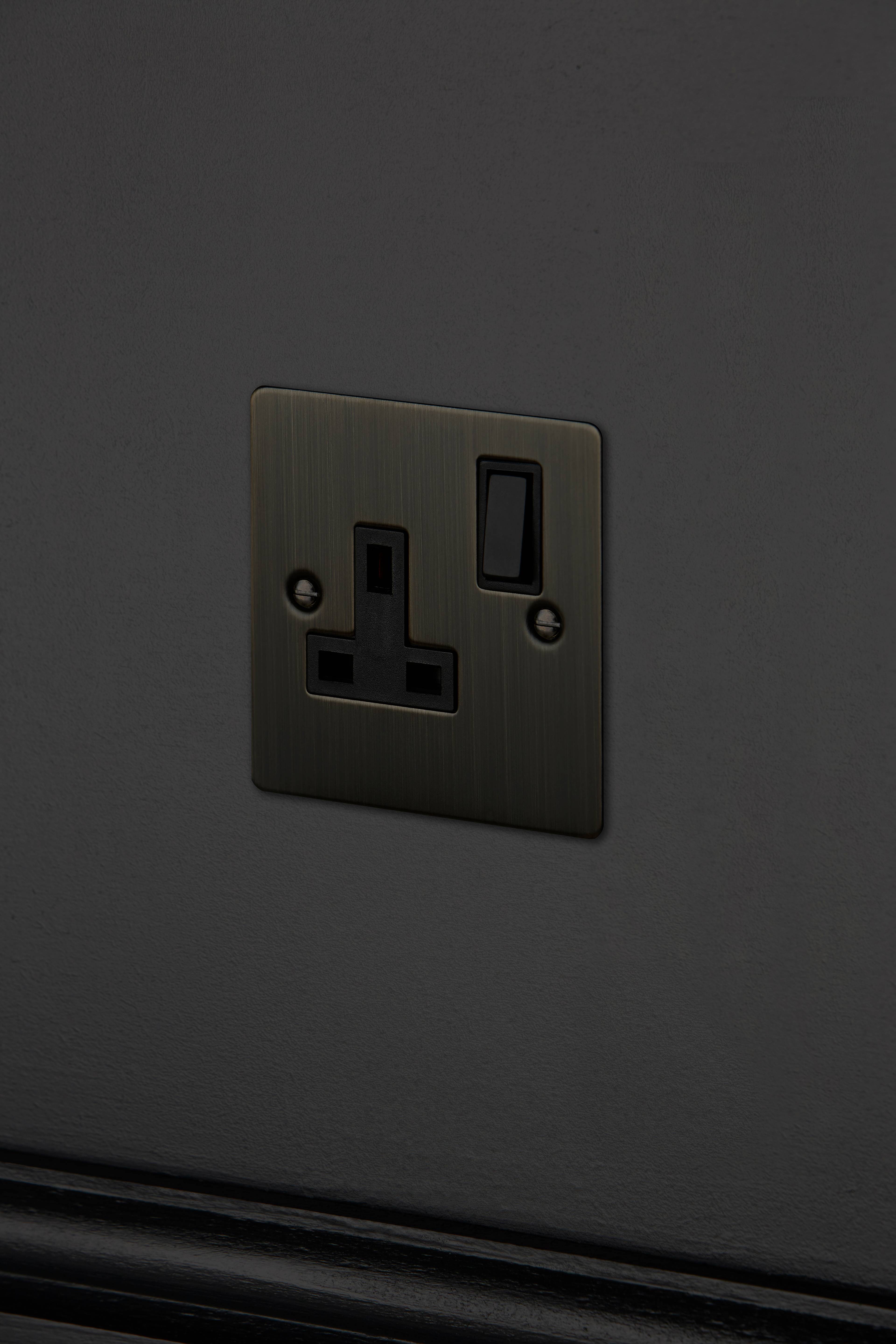 Buster + Punch 1G UK Plug Socket