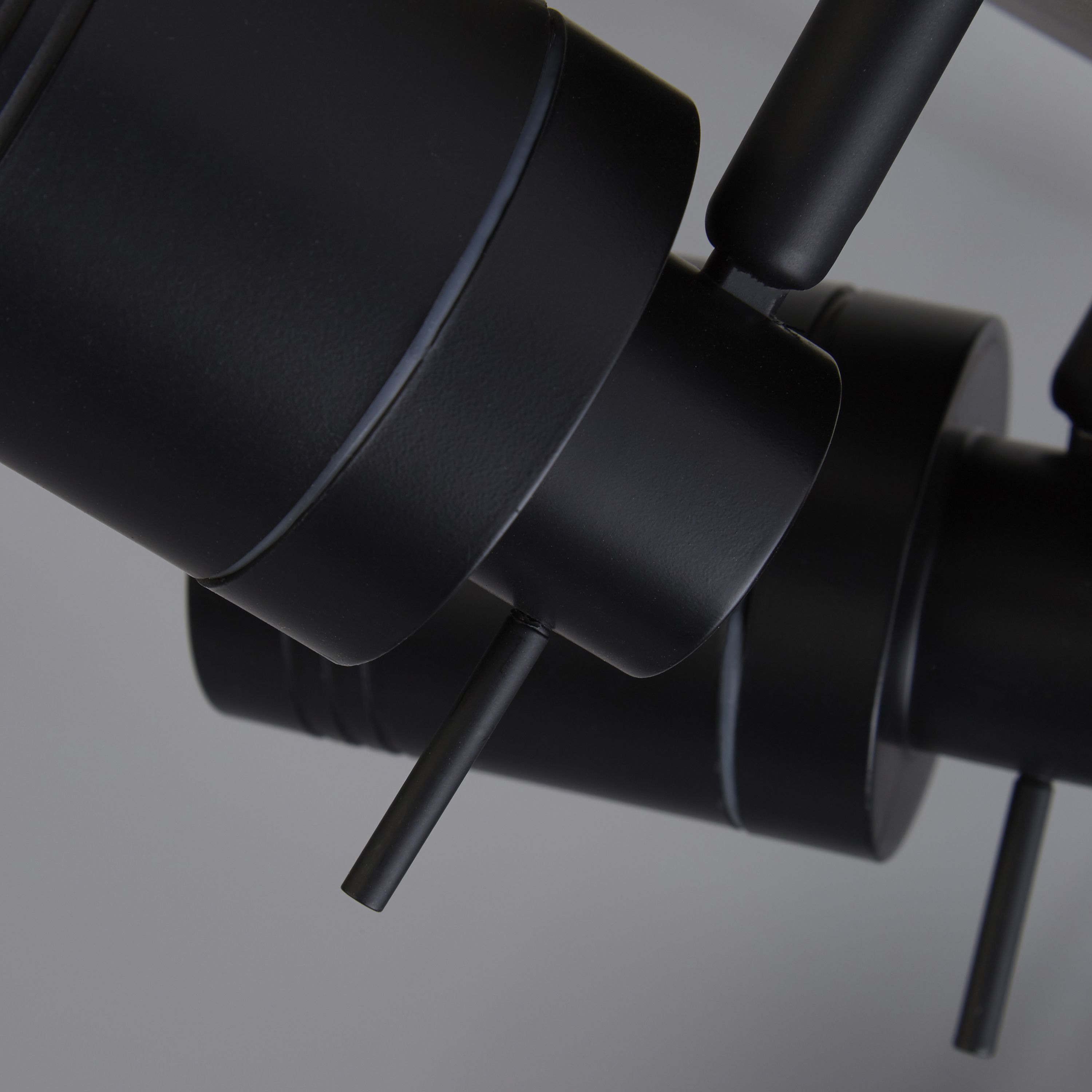 Close up of the central mounting joint on the Samson 3 light round spotlight in black