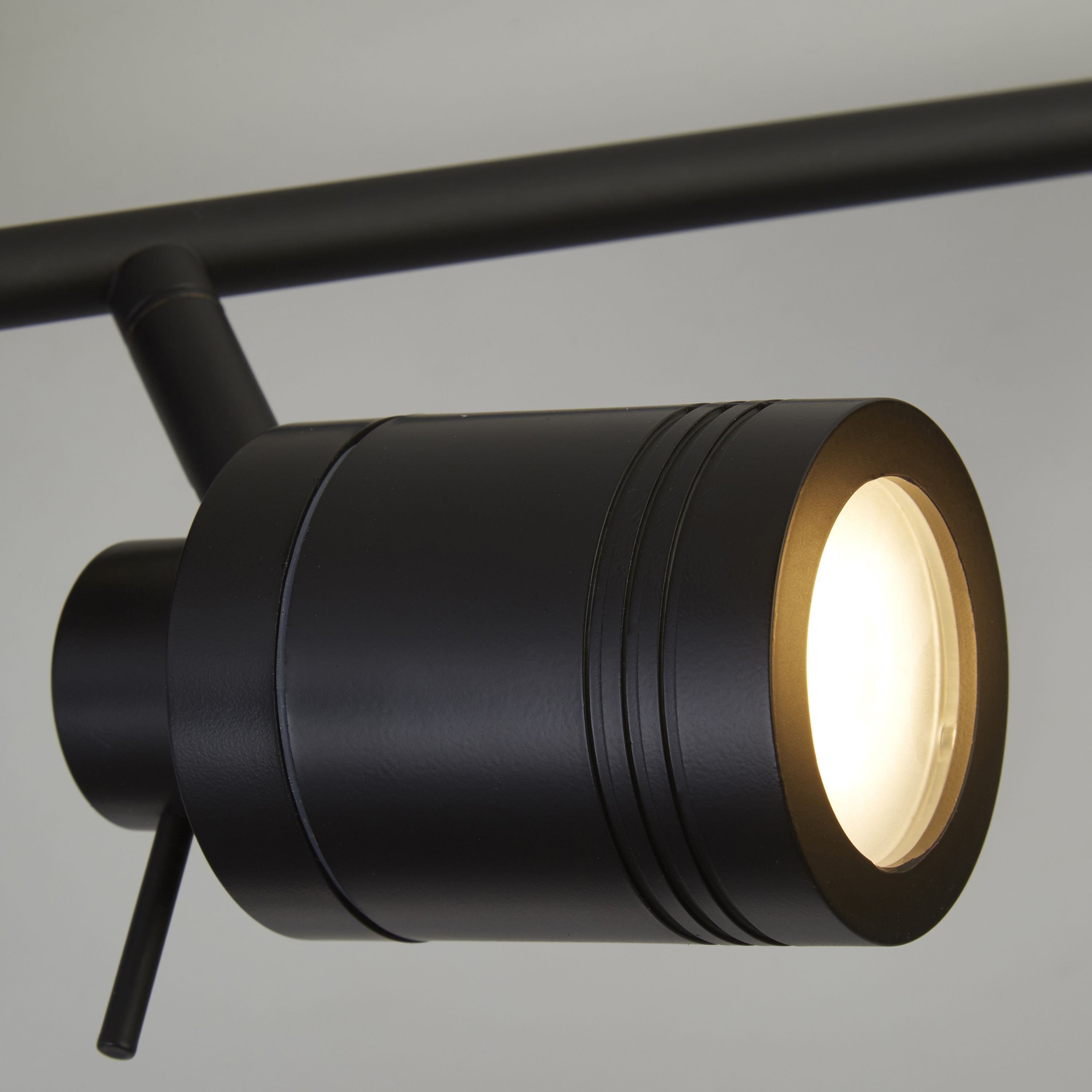 Close up of one adjustable spotlight head and the bar mounting on the Samson 4 light split bar in black