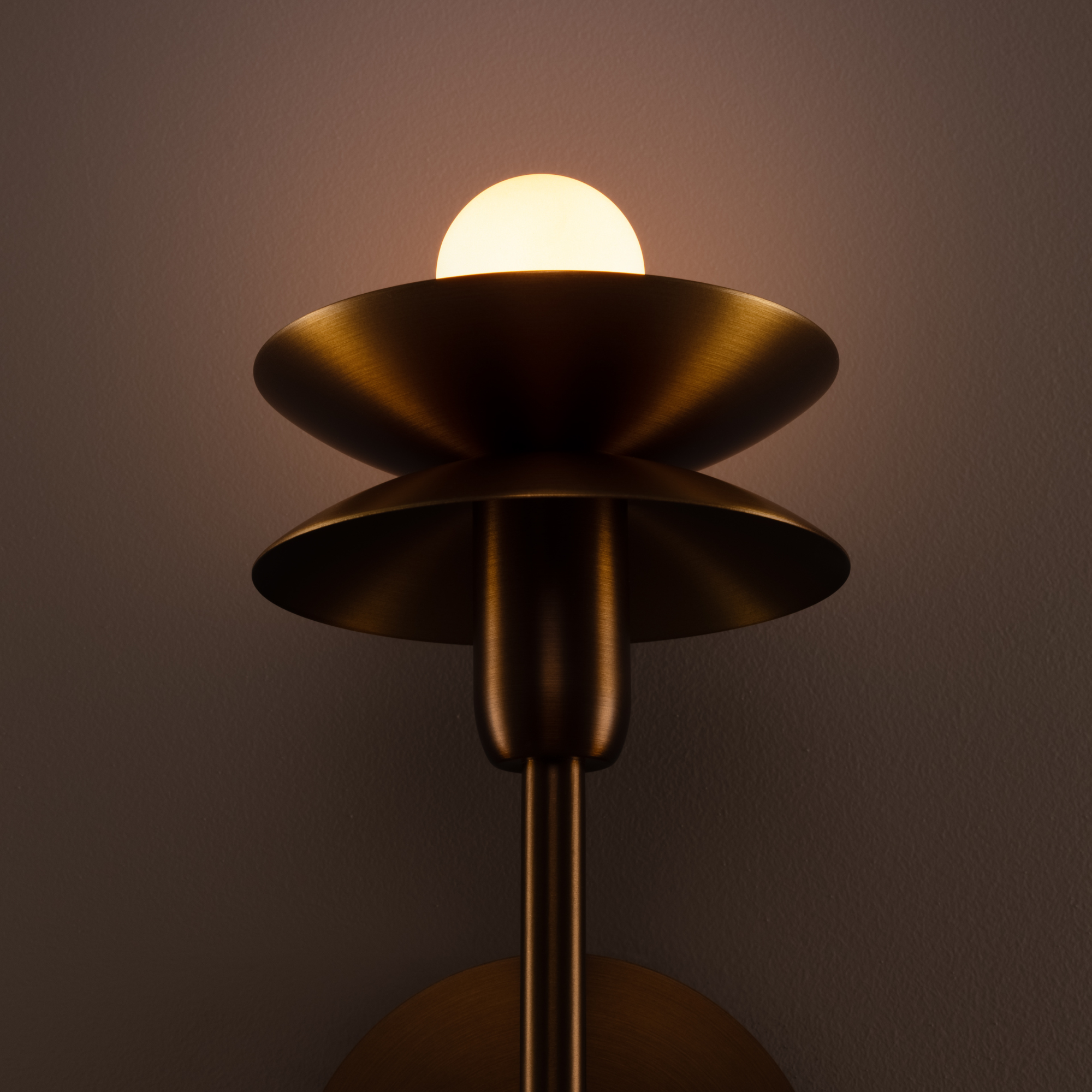 Schwung Babylon Single Wall Sconce Light
