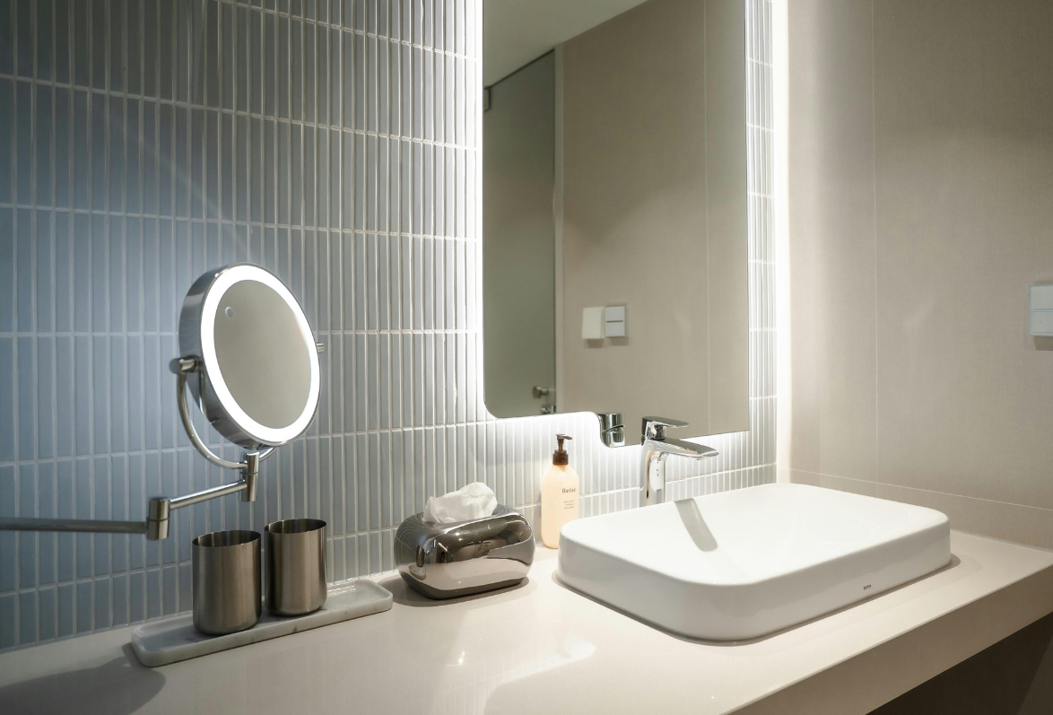 What is the best lighting for makeup application? [And what to avoid]