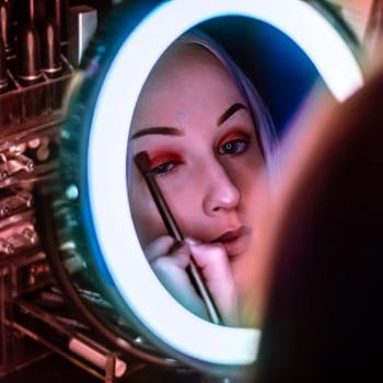 What is the best lighting for makeup application? [And what to avoid]