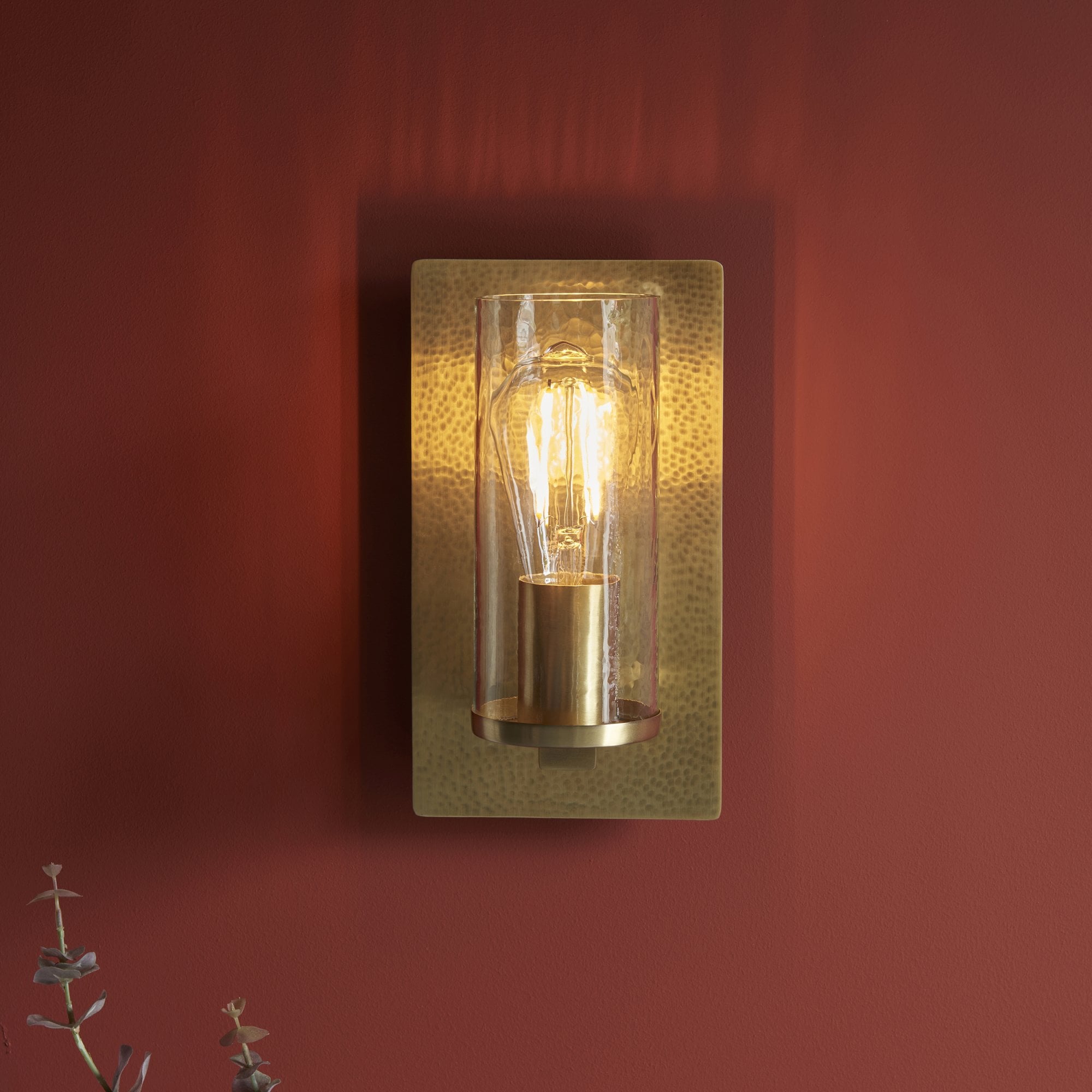 Utopia Swirl Single Wall Light - Hammered Brass Plate & Textured Clear Glass