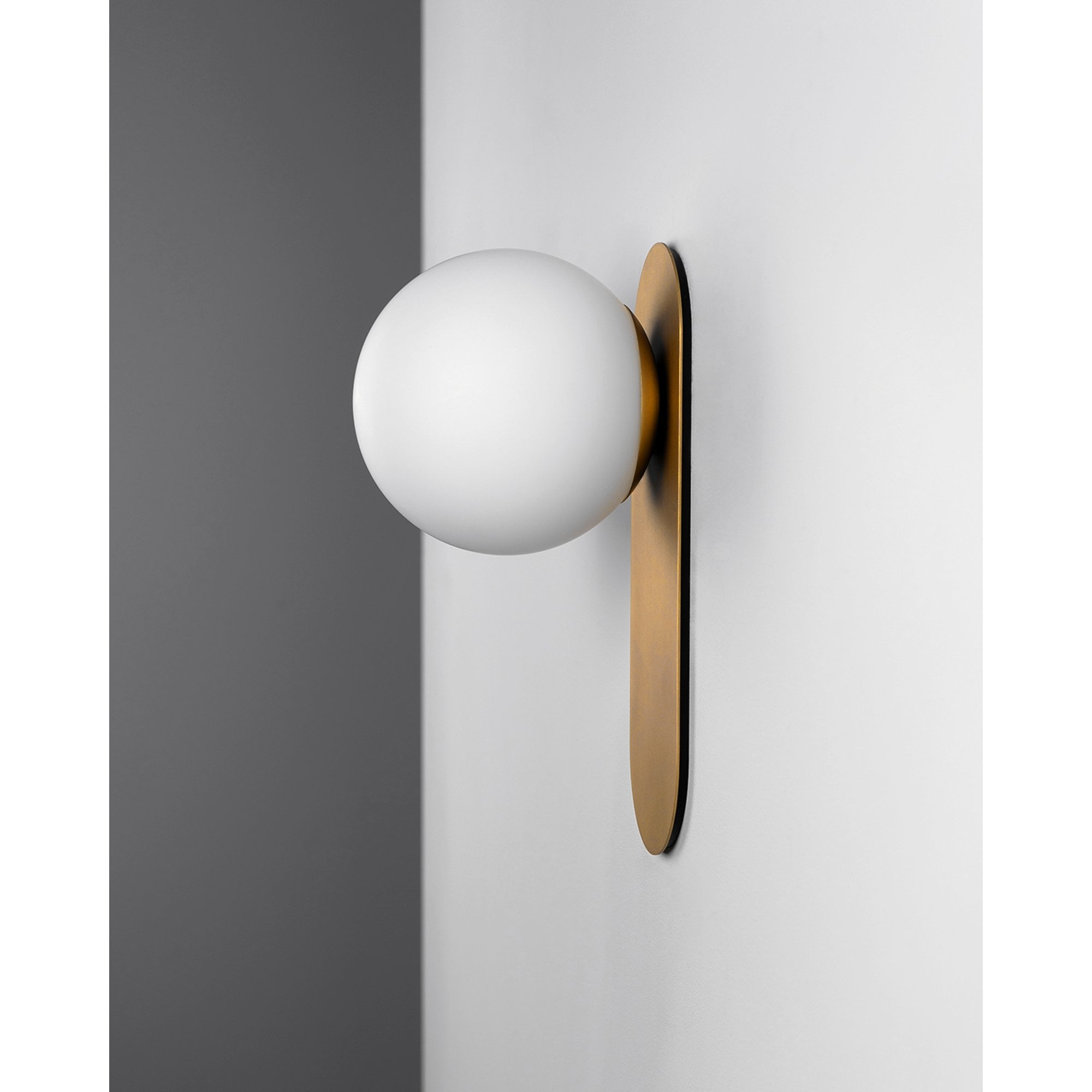 Schwung Adrion Medium Wall Sconce Light