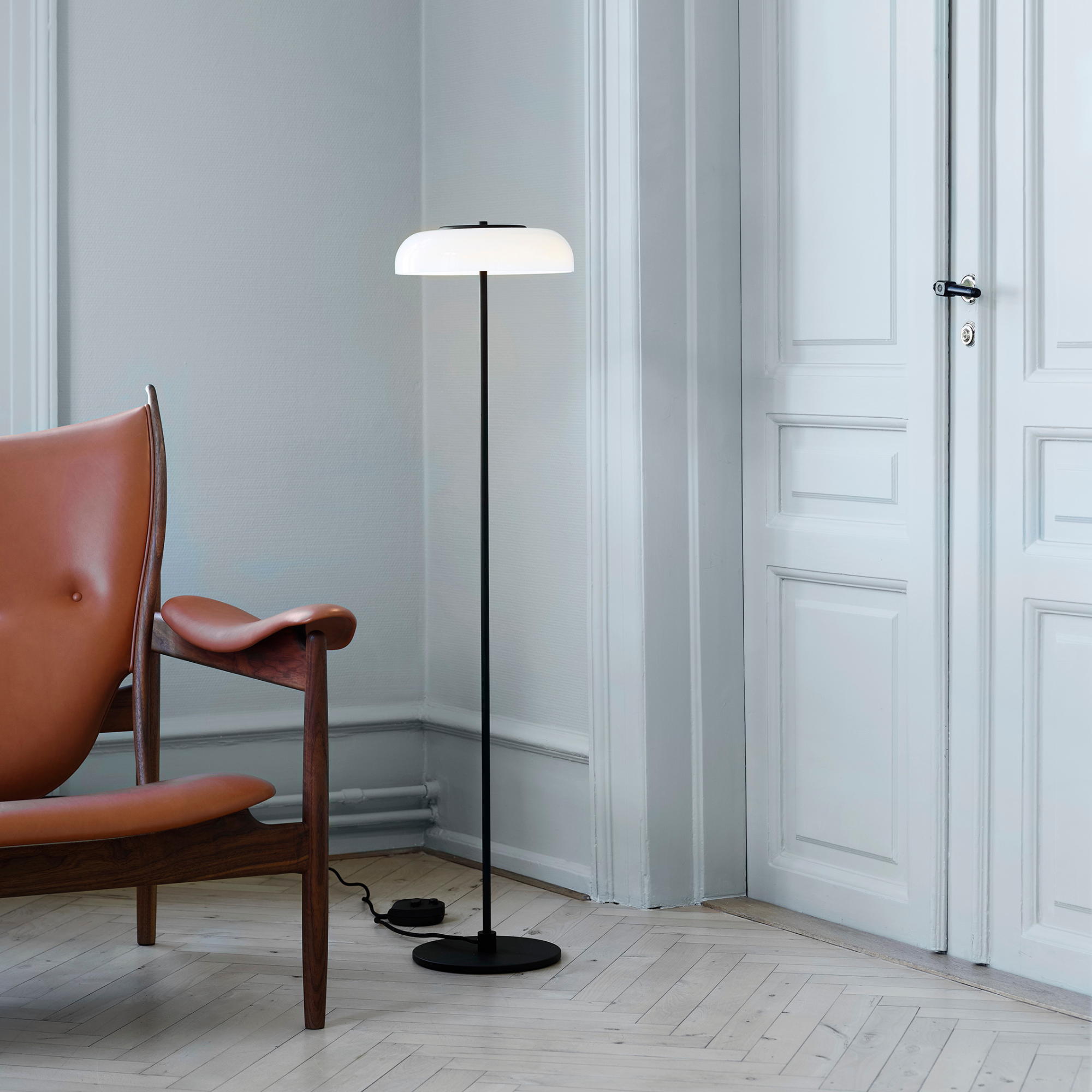 Nuura Blossi Floor Lamp - Black & Opal Glass