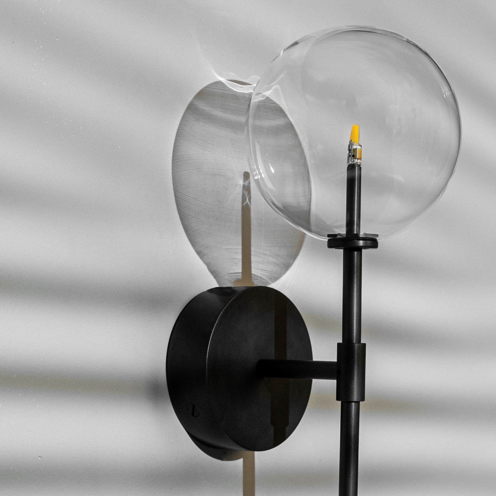 Schwung Dawn Single Wall Sconce Light - Transparent Glass