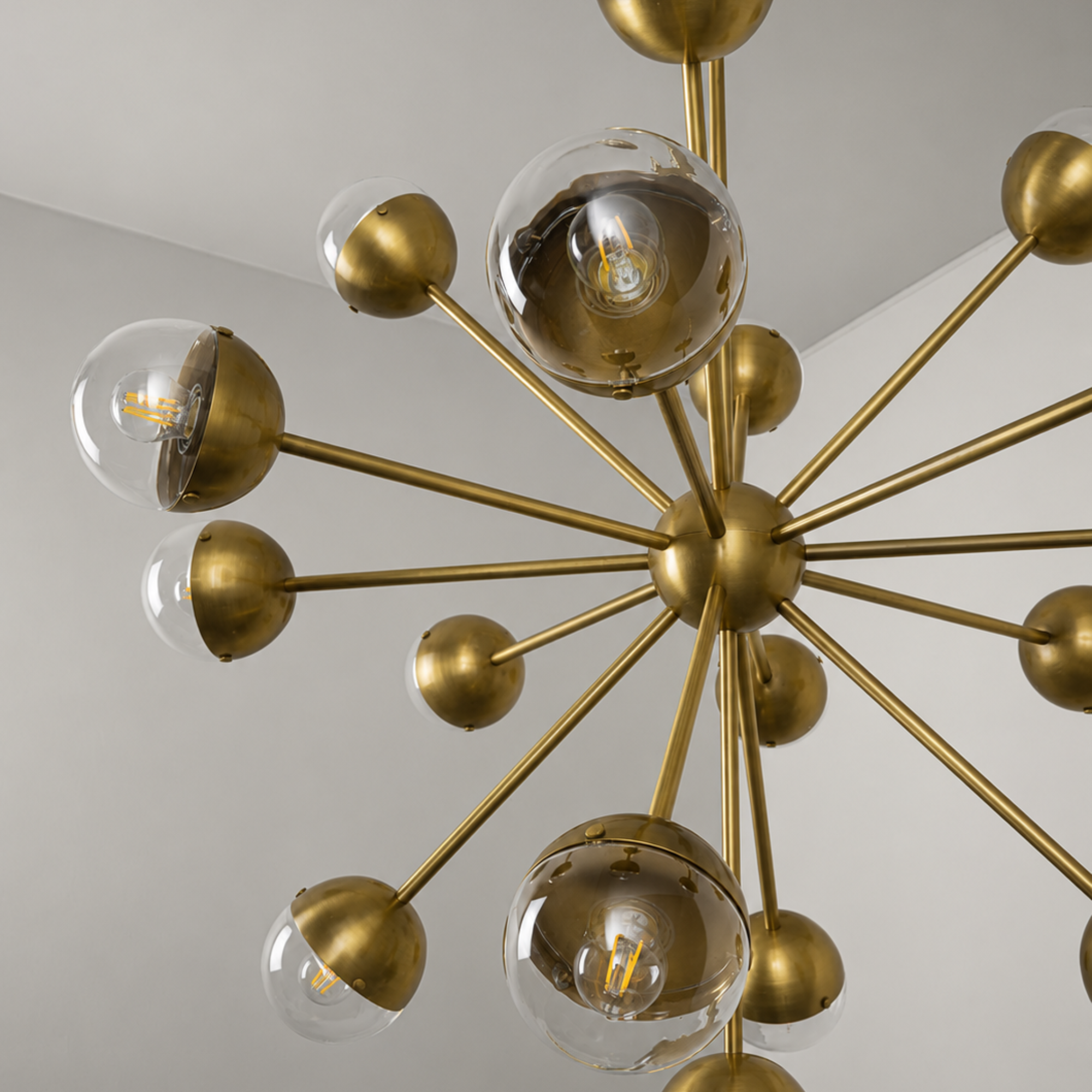 Schwung Molecule Spark Round 17 Light Chandelier - Transparent Glass